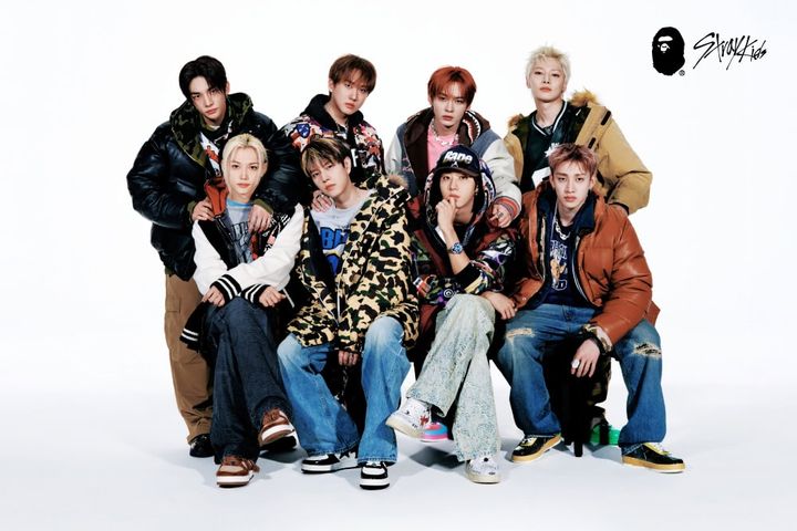 メンバーが着用したのは、「BAPE® FALL/WINTER 2026」のメインコレクションから選ばれたアイテム。それぞれの個性が際立つスタイリングに、ブランドを象徴するフットウェア「BAPE STA」を合わせ、BAPE®と音楽カルチャーのつながりを表現した。