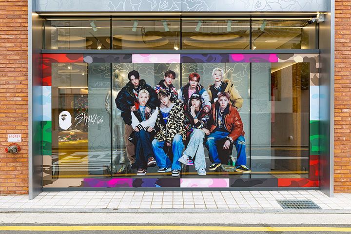 秋冬のスタイリングからキャラクターアイテム、店舗での体験まで広がる今回のコラボレーション。BAPE®とStray Kidsが重ねる世界観を、自分らしい楽しみ方で取り入れたい。