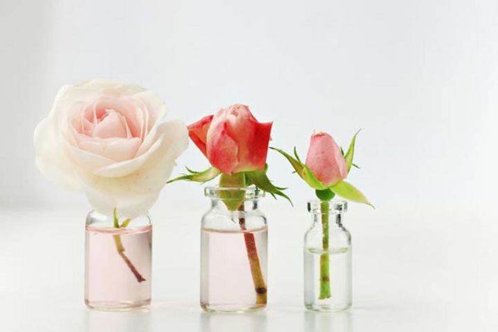 蕾のうちに切ってしまうのは勇気がいるものですが、こんなふうに開花のステージ順に飾るのも印象的です。庭のバラを飾るには、丈の低い花器をいくつか用意しておくと便利です。
