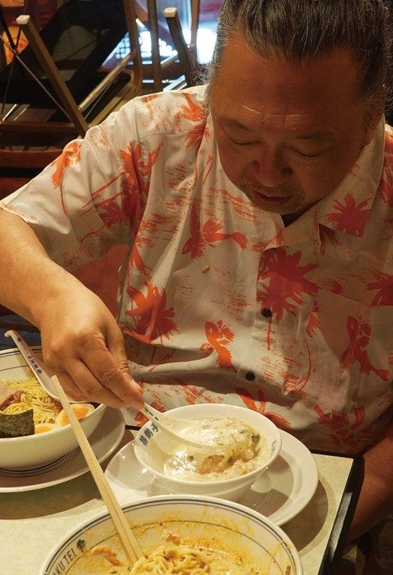 帰国後に囍鵲亭で行われた試食会。村上さんの評価は……