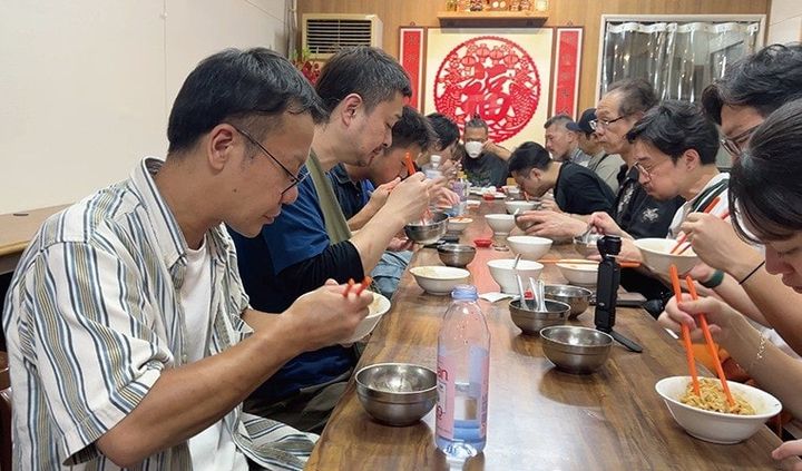 村上隆以下調理人など総勢15名で本場の味の視察に行った台湾研修の様子