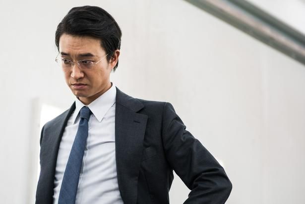冷酷なキャラクター、チョ常務を演じたことがチョ・ウジンに大きな転機をもたらした(『インサイダーズ／内部者たち』) [c]2015 SHOWBOX AND INSIDE MEN, LLC. ALL RIGHTS RESERVED