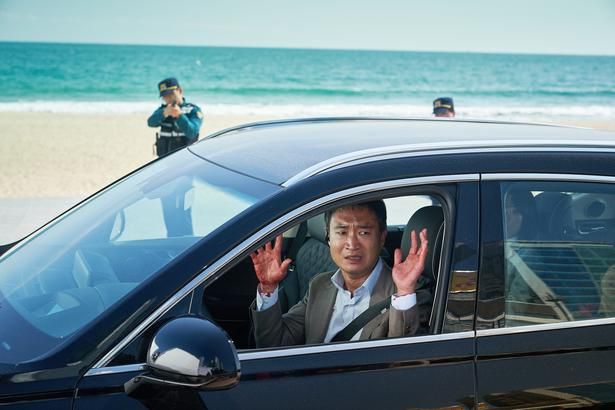 チョ・ウジンにとって映画単独初主演作となった『ハード・ヒット 発信制限』 2021. [c] CJ Entertainment Courtesy Everett Collection