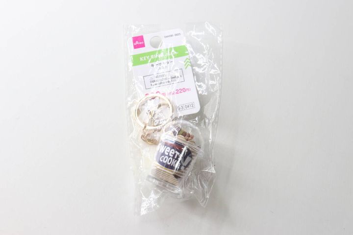 パッケージに入った状態のダイソーのクッキーキーホルダーの全体像
