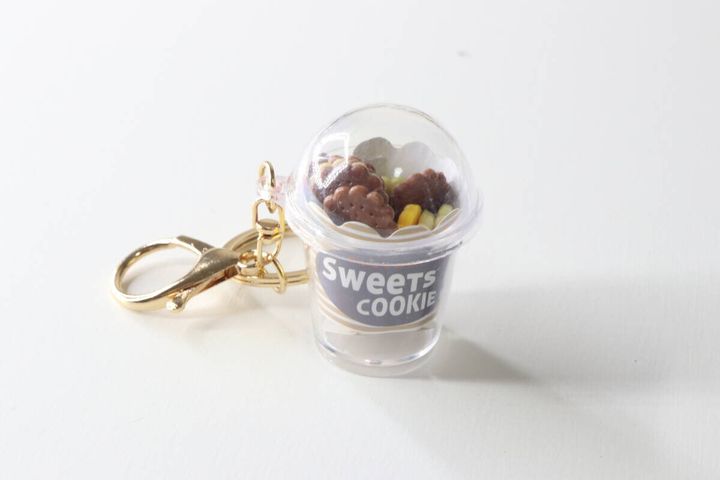 パッケージから取り出したカップ型のクッキーキーホルダーの全体像