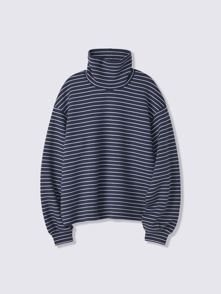 ネイビーベースに白の細ピッチボーダーが入ったハイネックTシャツ