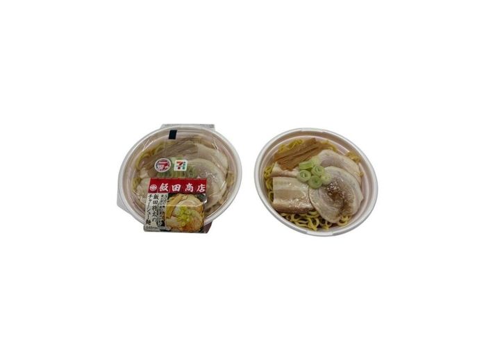 チャーシューが乗った飯田商店監修のラーメンのパッケージと中身
