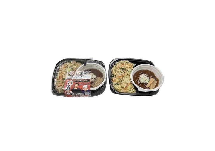 パッケージと開封後の炒め野菜盛りつけ麺が入った容器の並び写真