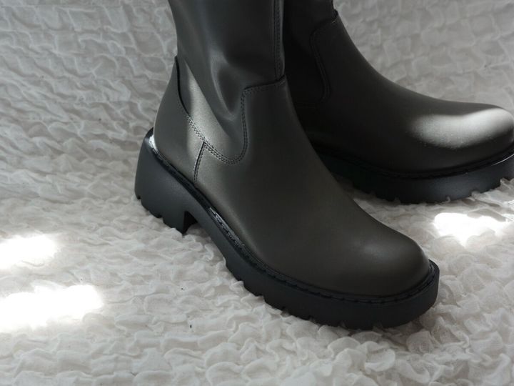 光沢のあるグレーブーツのアッパーとボリュームソール