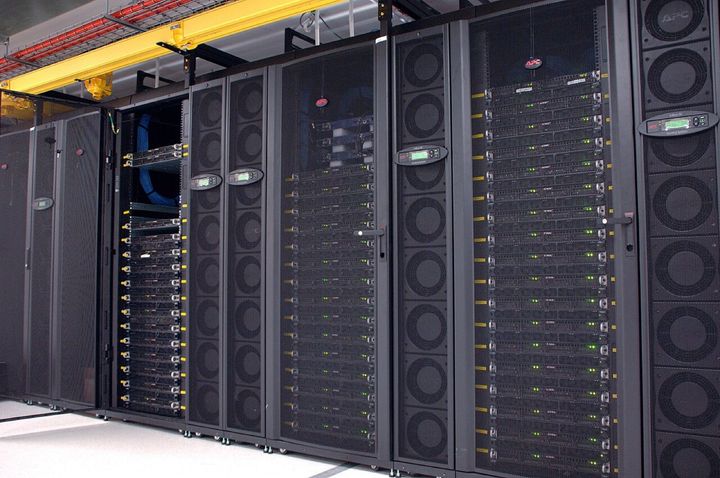 CSIROのデータセンターにある計算機の集まりで、ふつうの計算用の部品(CPU)に、より力の強い画像処理用の部品(GPU)を組み合わせたものです。