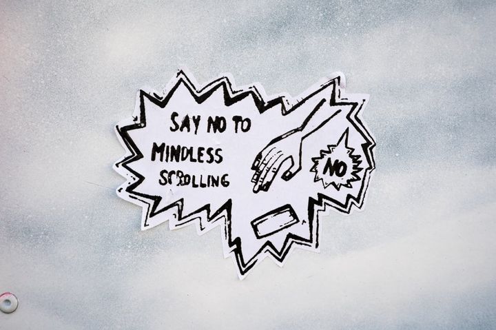 「Say no to mindless scrolling(何も考えずにスクロールするのはやめよう)」と書かれた、スマホ依存に反対するステッカーです。チームがAIに読ませたジャンクも、反応を集めるのに中身が薄く、注意を引くために書かれた投稿でした。