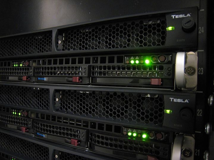 NVIDIAのTeslaという計算用の部品(GPU)を、インフィニバンドという回線でつないだ計算機の集まりです。