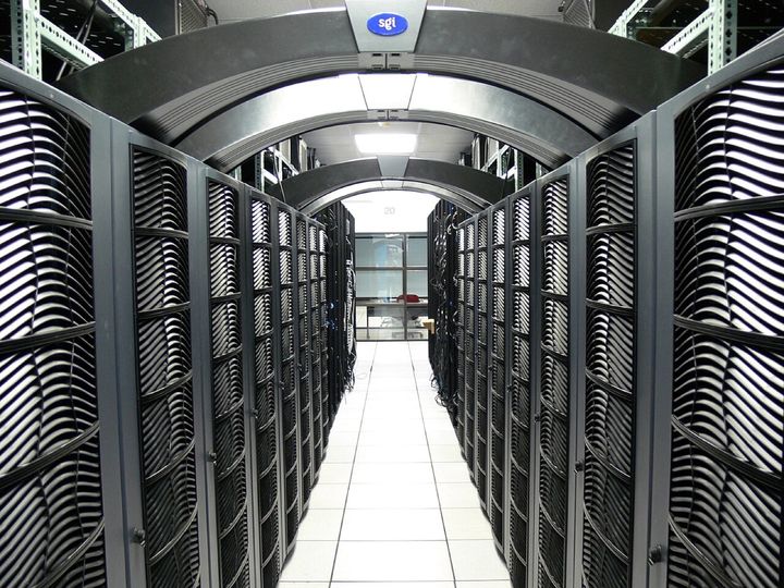 バージニア工科大学のデータセンターです。研究チームの大学とは別の大学の施設で、チームはこうした計算の力を使う追加の学習をやり直して、AIが治るかを確かめました。