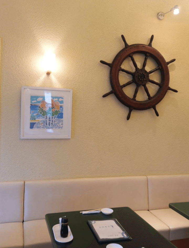 葉山らしさを感じられる魚寅の店内の様子