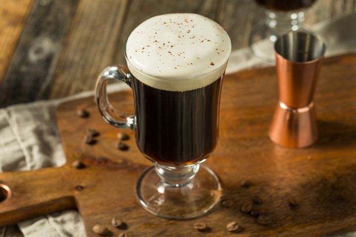 ウッドテーブルの上のアイリッシュコーヒー コーヒー豆