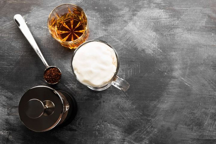 アイリッシュコーヒーを作るイメージ ウイスキーと生クリームとコーヒー