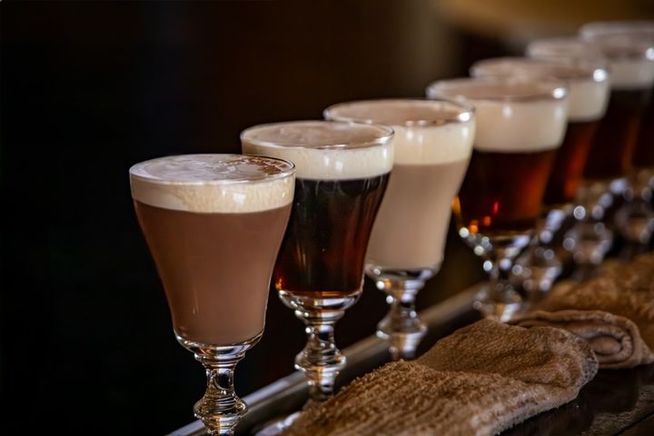 サンフランシスコの有名なブエナ・ビスタ・カフェで飲むアイリッシュコーヒー