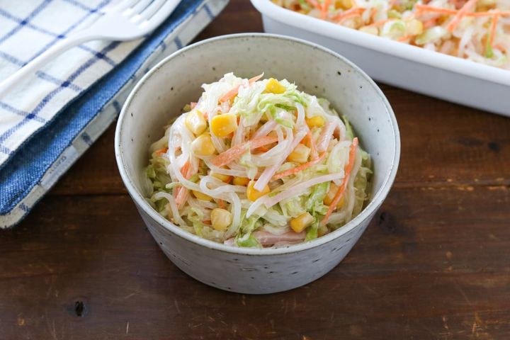 器に盛り付けた糸こんにゃくのサラダ コールスロー風