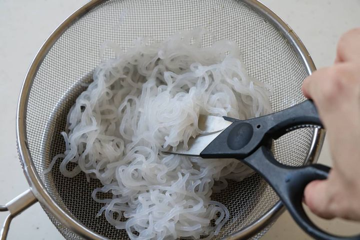 食べやすい長さに切った糸こんにゃく