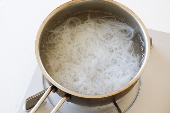 鍋で糸こんにゃくを下ゆでする様子