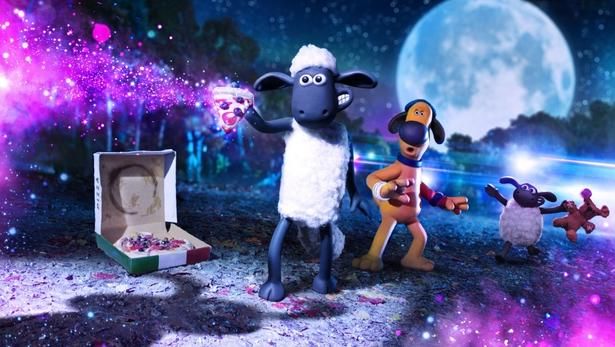 ピザの箱に『メッセージ』的な文字が…！(『映画 ひつじのショーン UFOフィーバー』) [c] Netflix : Courtesy Everett Collection