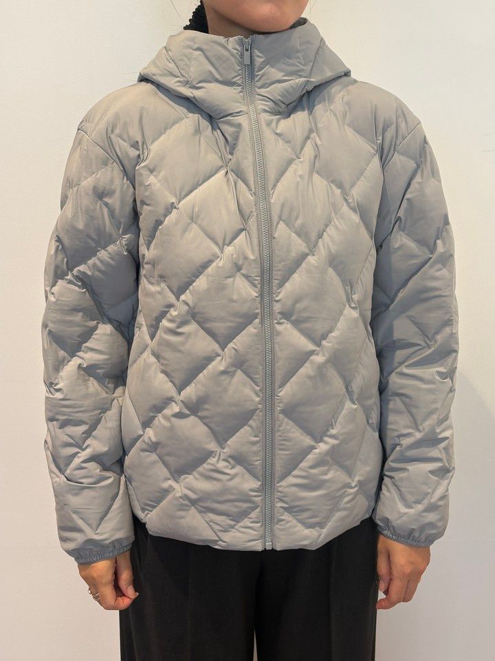 「パフテックパーカ」￥7990 グレー正面