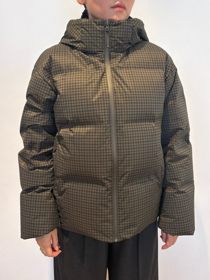 「シームレスダウンパーカ」￥14900 正面