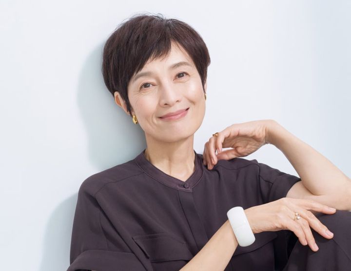 ブラウス¥25,300、パンツ¥25,300／ともにロペ（ジュンカスタマーセンター）、イヤリング¥11,000、バングル¥78,100／ともにアビステ、（左手）リング¥19,800、（ 右手）リング¥14,300／ともにジュエッテ