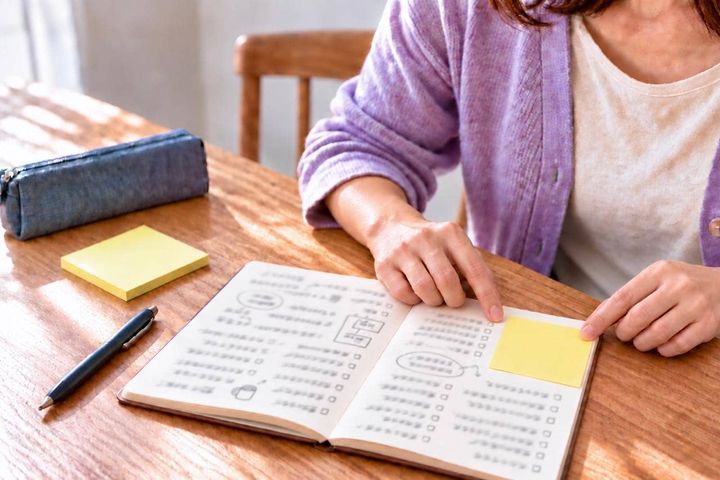 付箋がくるっと丸まる…下からめくってない？平らに貼りたいときの“はがす向き”