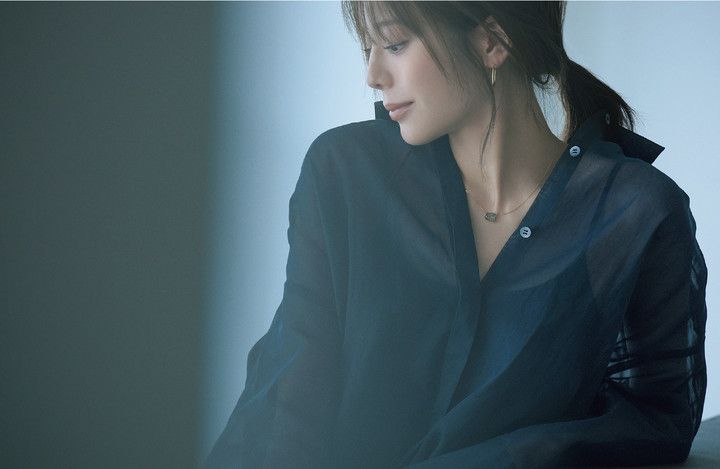 大人の余裕が漂う透けシャツにはセンシュアルな香りを