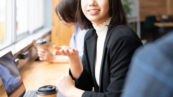 話す人