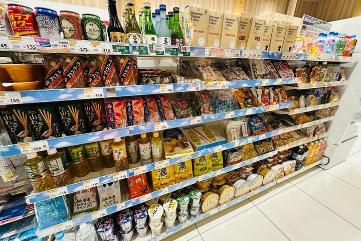 北海道銘菓やご当地グルメが並ぶセイコーマート（セコマ）の棚