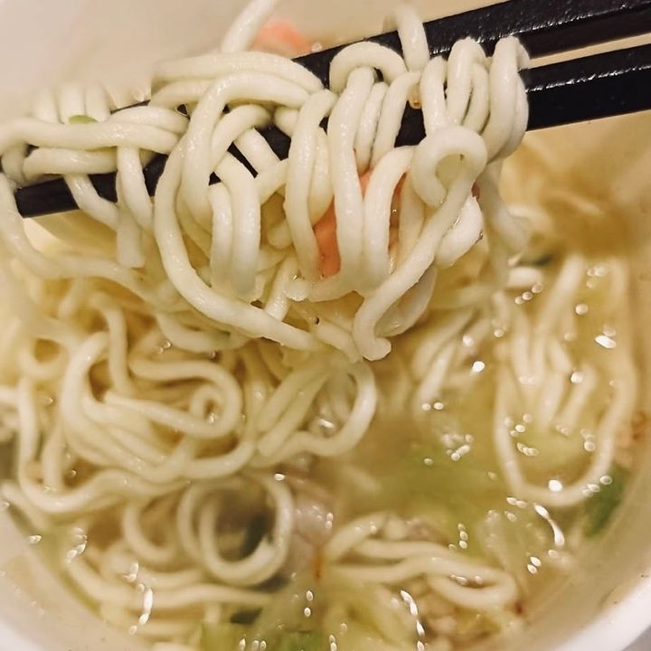 セイコーマート（セコマ）で人気のカップ麺：山わさび塩ラーメンの調理画像