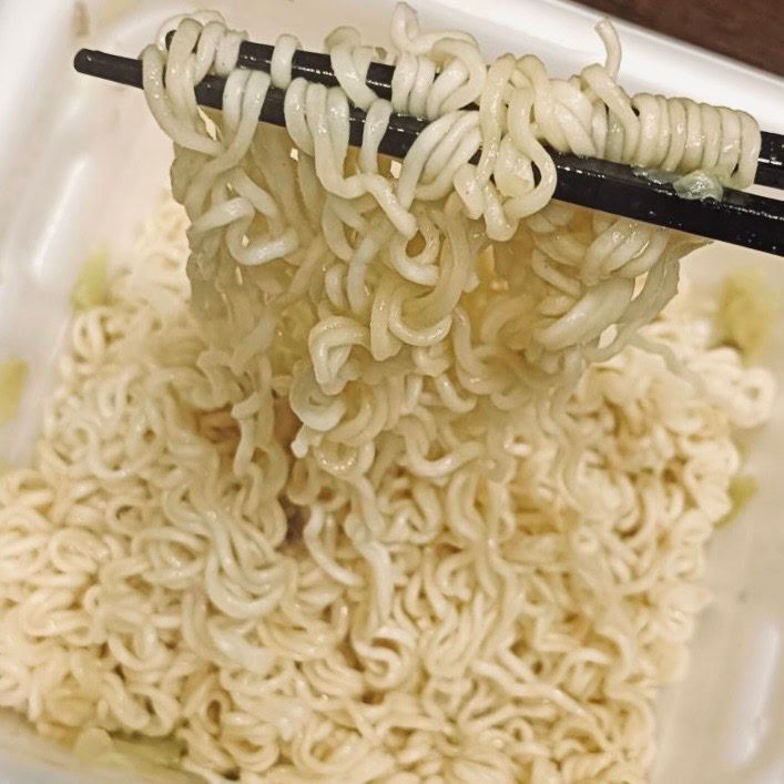 セイコーマート（セコマ）で人気のカップ麺：山わさび塩焼きそばの調理画像
