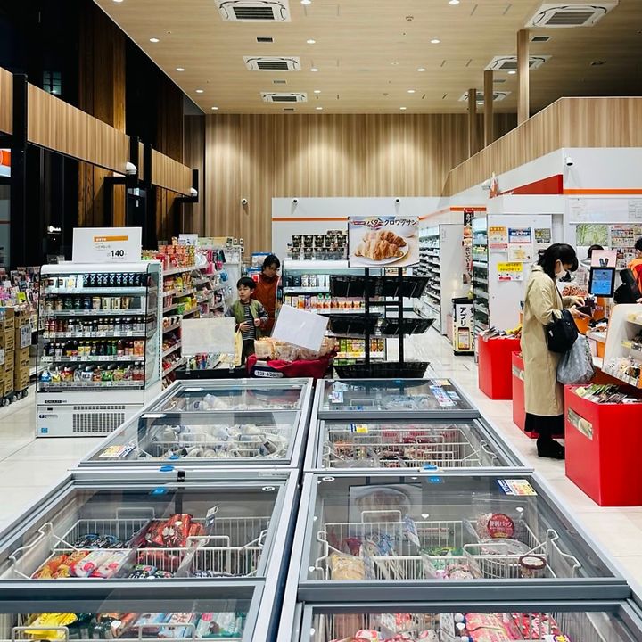 セイコーマートの店内。巨大な冷凍ケースからホットシェフまで広い店内