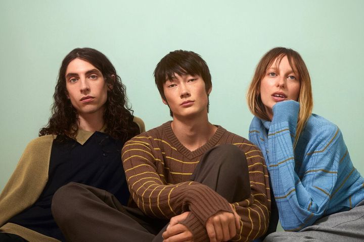 大胆なツートーンカラーと、3Dニットが生む立体的なシルエット。UNIQLO（ユニクロ）とフランチェスコ・リッソによる「UNIQLO F.RISSO（ユニクロ エフ・リッソ）」のニットウェアカプセルコレクションが、10月30日（金）に発売される。