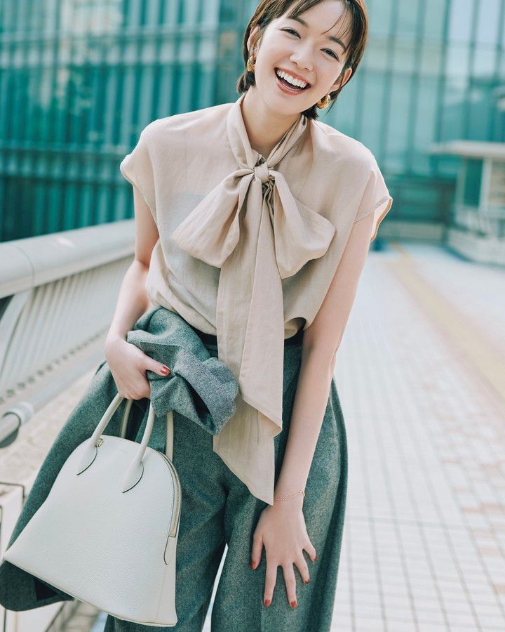 佐藤栞里 ブラウスコーデ
