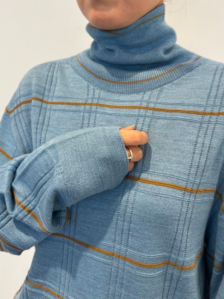 やわらかなブルーとチェック風の編み柄が新鮮な「3Dタートルネックセーター」￥4990 首元