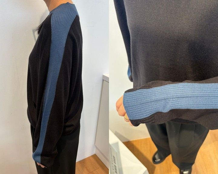 ブルーのラインが印象的な、「3Dモックネックセーター」￥4990 手元