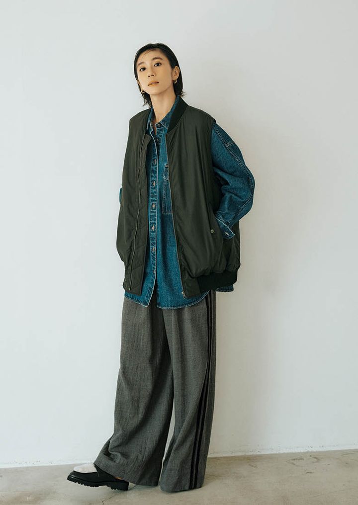 ジレ6万8200円、シャツ4万9500円、パンツ4万7300円（すべてサクラ／インターリブ） ピアス5万8300円（マリハ） ミュールローファー4万4000円（カステラーノ／フラッパーズ）