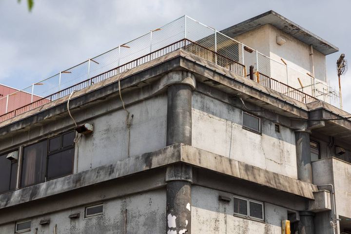 古いビルの屋上