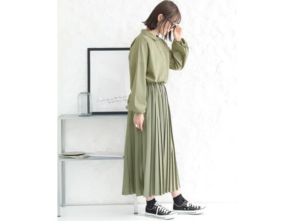 プリーツデザインのロングシャツワンピースコーデ例