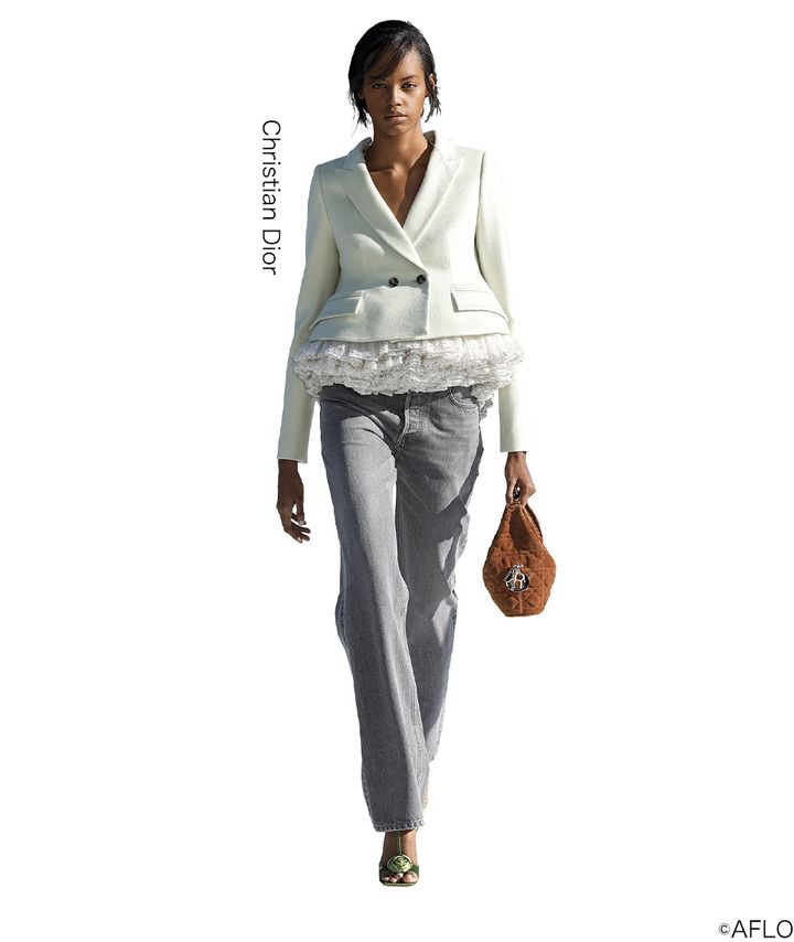 Christian Dior（クリスチャン ディオール）白のペプラムジャケットにレースインナーとグレーデニムを合わせたコーディネート