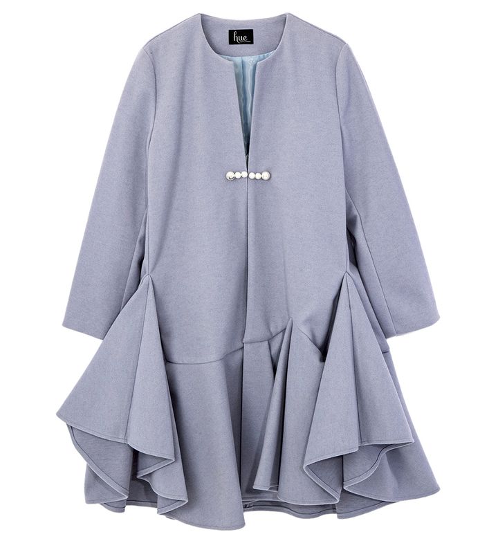 ヒュー・デイ・トゥ・イブニング（hue DAY TO EVENING）の裾がフリル仕様になったライトブルーのドレスコート