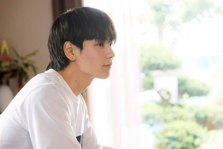 「JO1」の豆原一成が孫の拓磨を演じる。©2025「富士山と、コーヒーと、しあわせの数式」