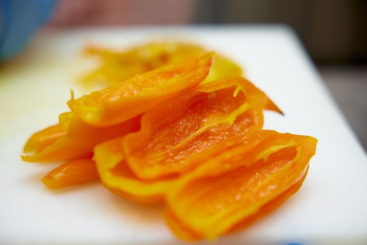 唐辛子の種とワタを取る