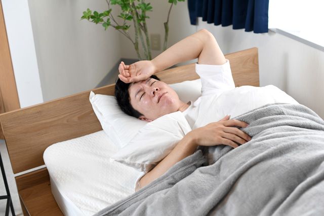眠れない男性