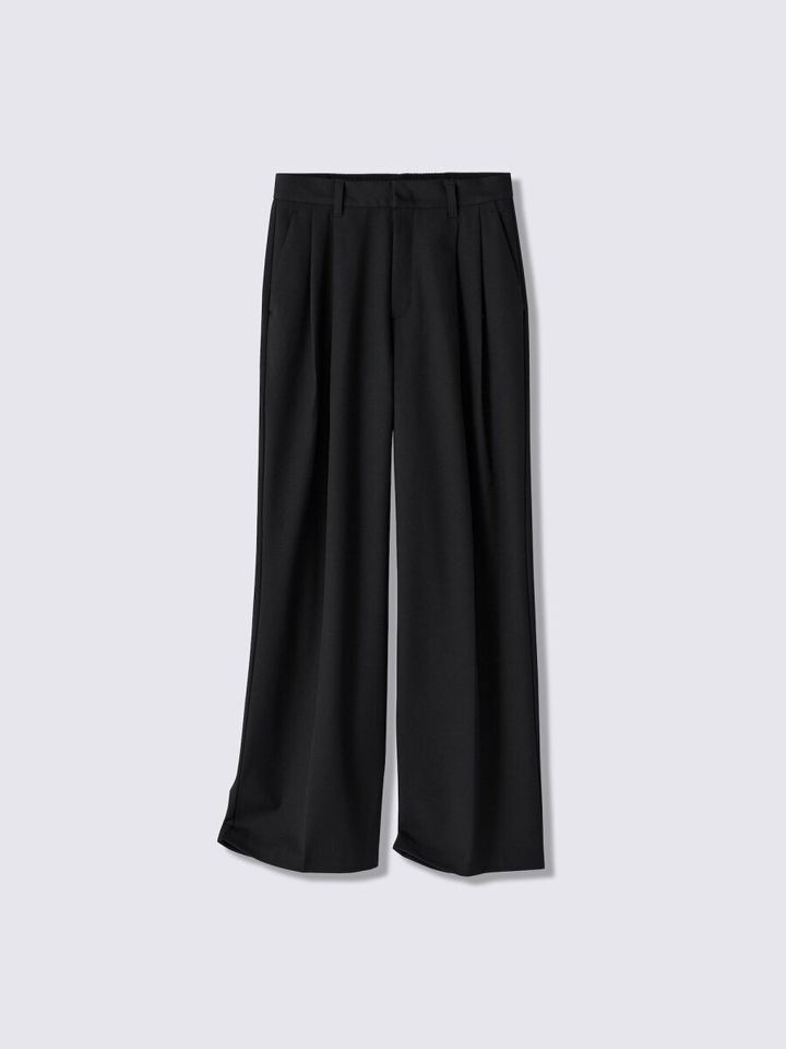 深めのフロントタックですっきり見える黒のタックワイドパンツの置き画