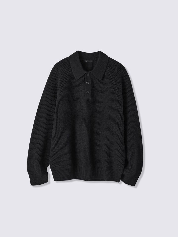 厚手でやわらかな素材感の黒のアゼポロセーターの置き画