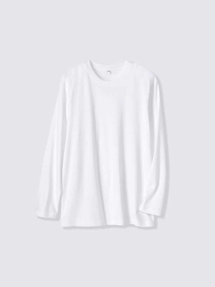 インナーにぴったりのふんわりとした白いソフトコットンクルーネックTシャツの置き画